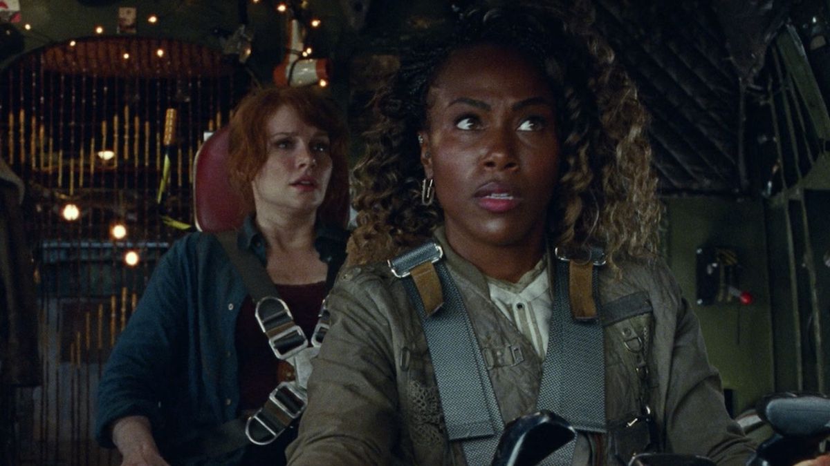 DeWanda Wise and Bryce Dallas Howard in plane in Jurassic World: Dominion