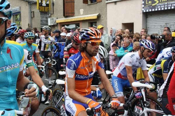 Laurens Ten Dam (Rabobank) starts in spite of his facial injuries.