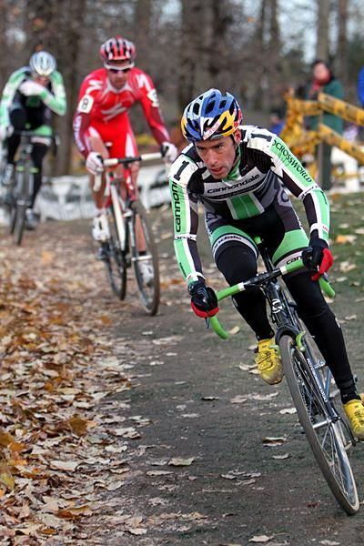 On the penultimate lap, Johnson attacked, forcing Wells to chase.
