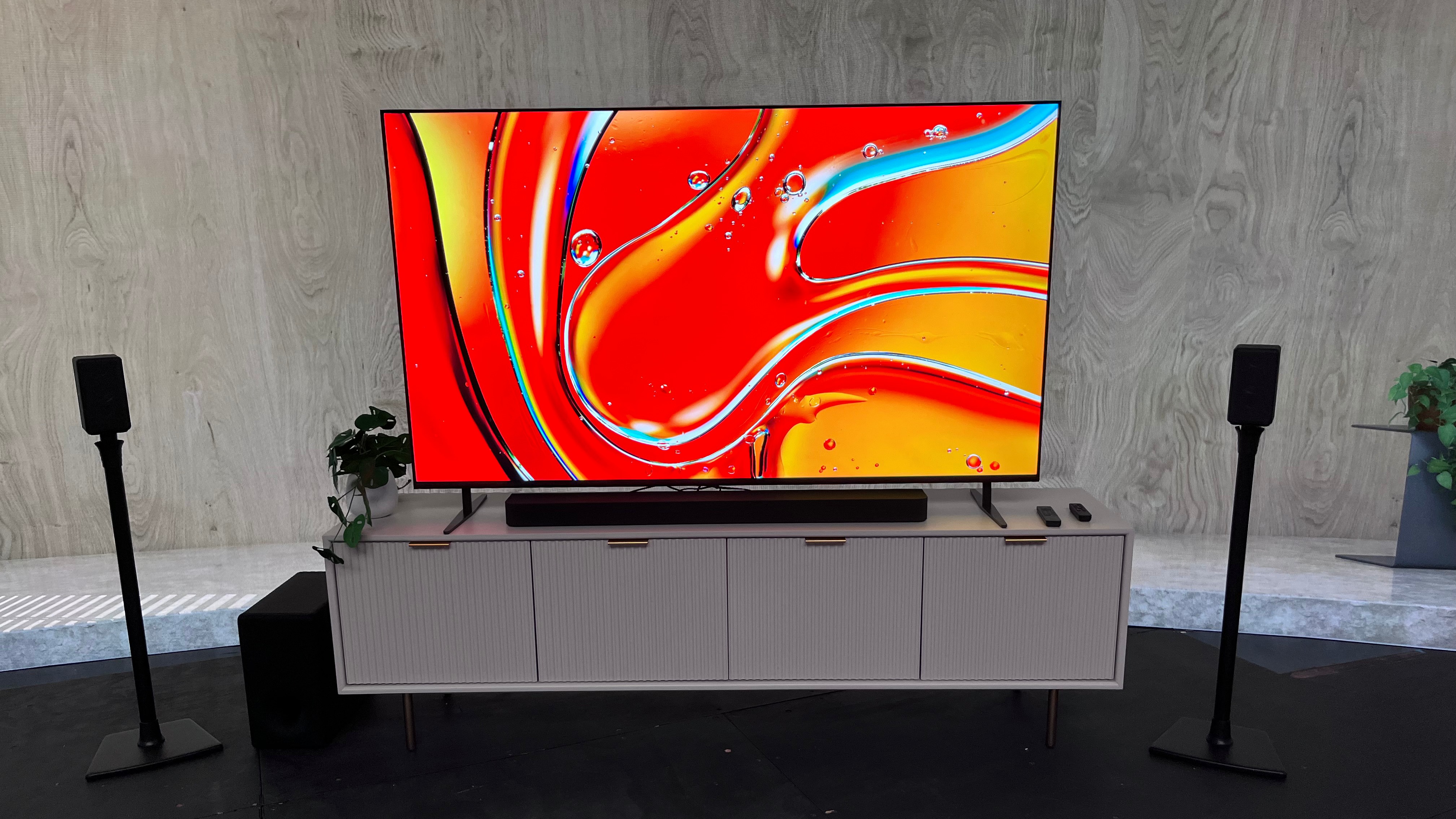 Téléviseur Sony Bravia 7 mini-LED sur meuble TV en bois