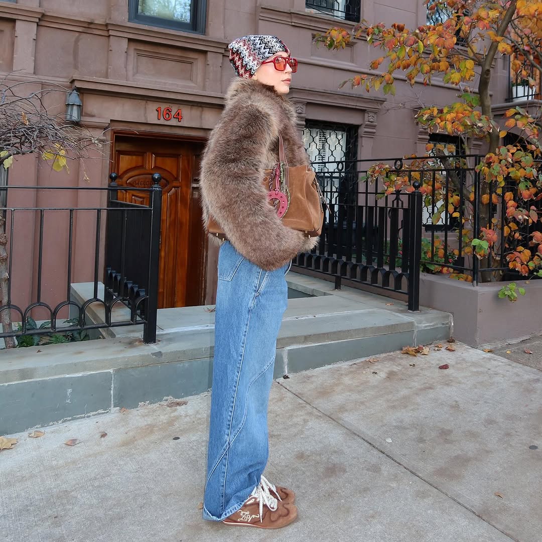 woman wearing sneaker outfit idea 2026