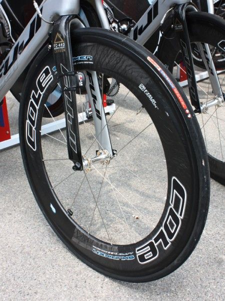 Team sponsor Cole Products supplied the Fuji-Servetto team with their uniquely shaped Shuriken Lite T-85 front wheels for the opening team time trial.