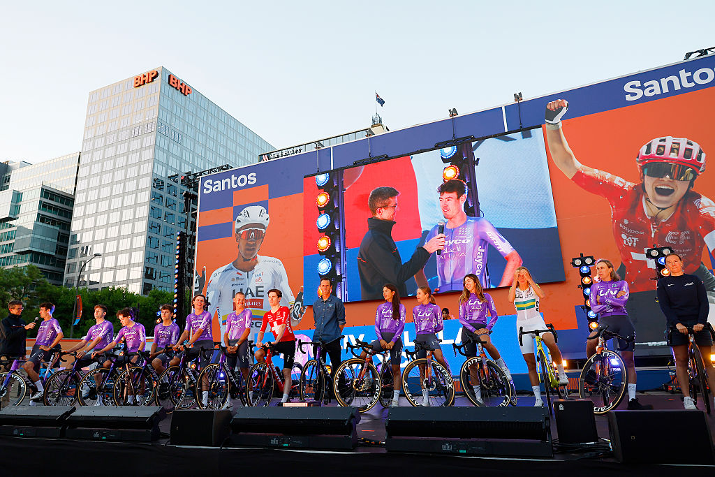 ADELAIDA, AUSTRALIA - 16 DE ENERO: Una vista general de Ben O'Connor de Australia, Luke Durbridge de Australia, Rudy Porter de Australia, Hamish McKenzie de Australia, Kelland O'Brien de Australia, Luke Plapp de Australia, Mauro Schmid de Suiza y Ruby Roseman-Gannon de Australia, Ella Wyllie de Nueva Zelanda, Georgia Baker de Australia, Mackenzie Coupland de Australia, Amber Pate de Australia, Josie Talbot de Australia y Equipo Liv AlUla Jayco durante el 26° Santos Tour Down Under 2026, presentación del equipo el 16 de enero de 2026 en Adelaide, Australia. (Foto de Con Chronis/Getty Images)