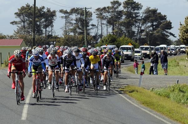 The peloton chase into a strong head wind