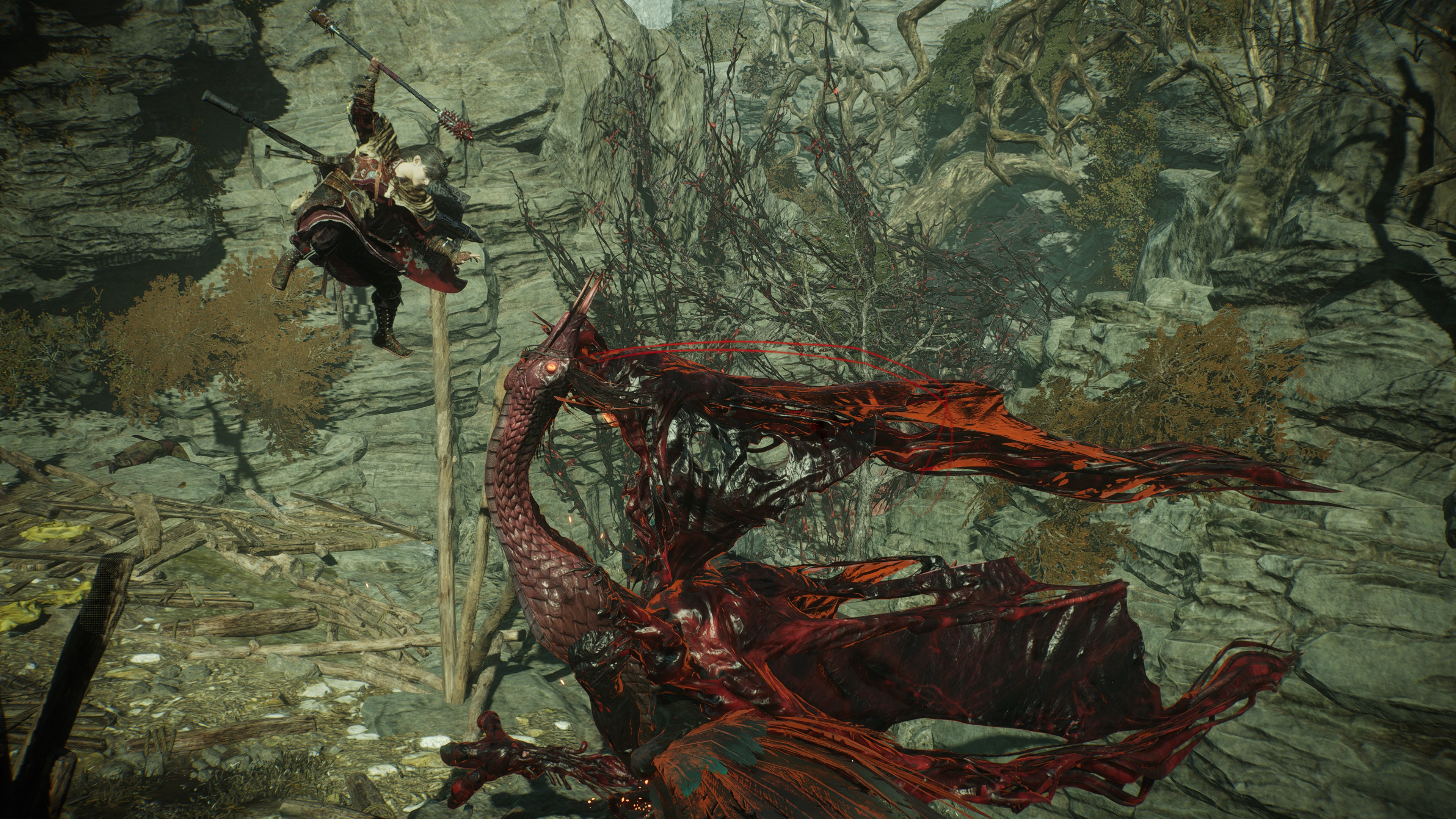 Внутриигровой скриншот Wo Long: Fallen Dynasty, на котором игрок наносит Fatal Strike на Suanyu, сделанный в режиме Photograph.