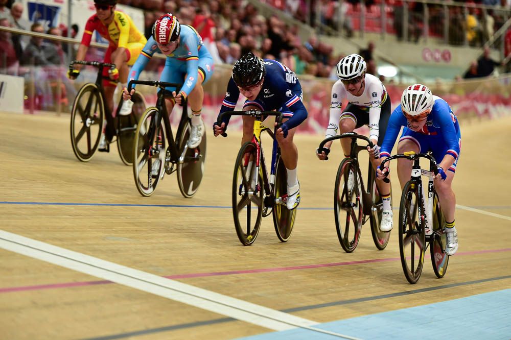 Elise Delzenne (France) and Stephanie Pohl (Germany) sprint for the line