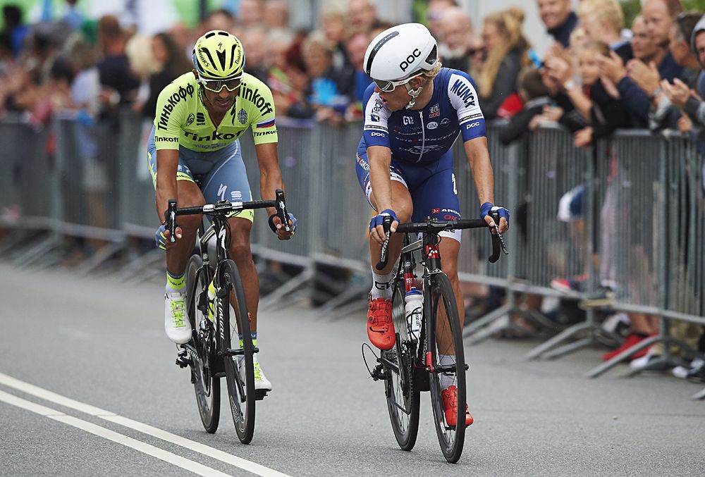 Daniele Bennati waits to attack Mads Wurtz Schmitz (Virtu Pro Veloconcept)