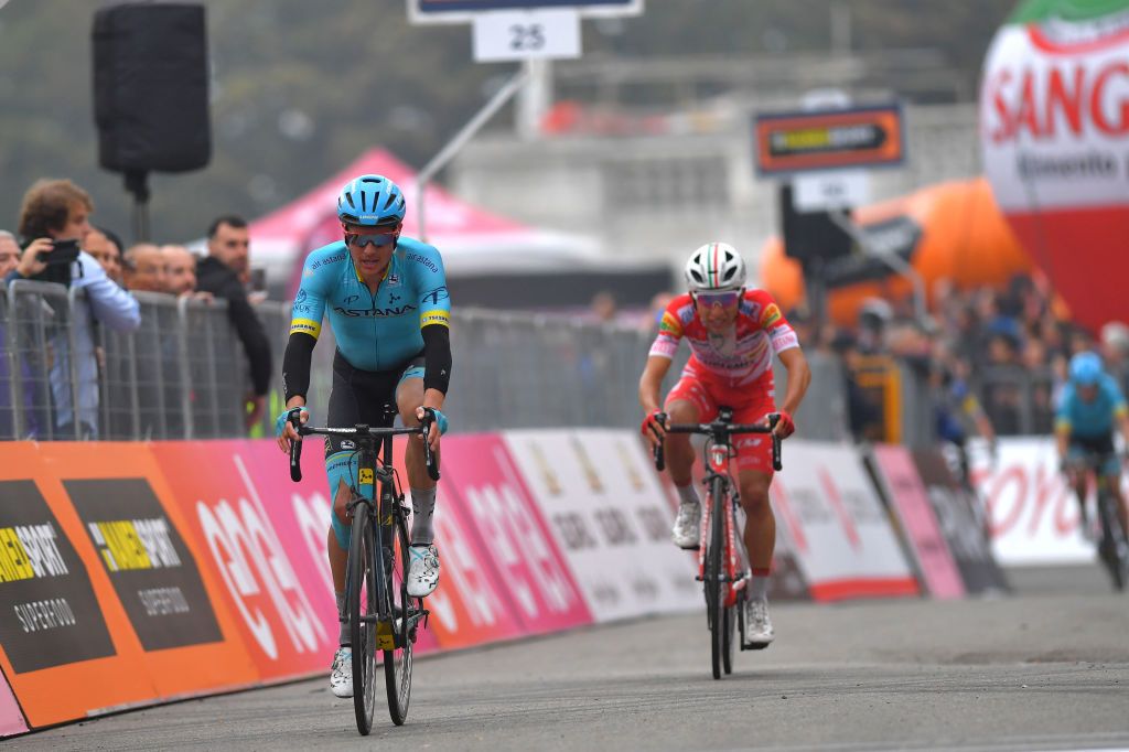 Jakob Fuglsang (Astana) and Kevin Rivera (Androni Giocattoli-Sidermec) cross the line in eighth and ninth