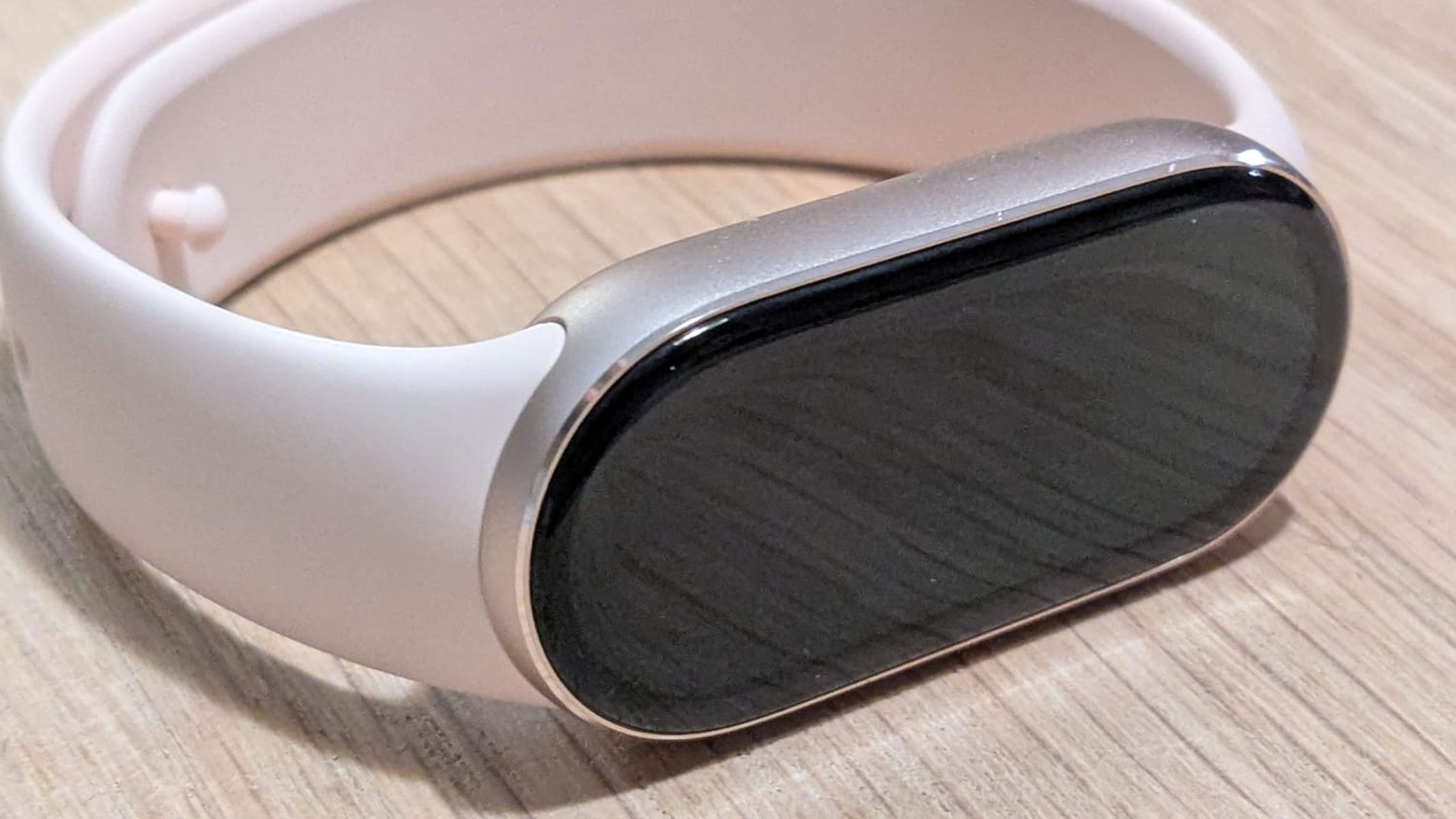 Close up of the screen and bezels of the Xiaomi Smart Band 10