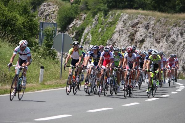 The peloton hunts down the breakaway.