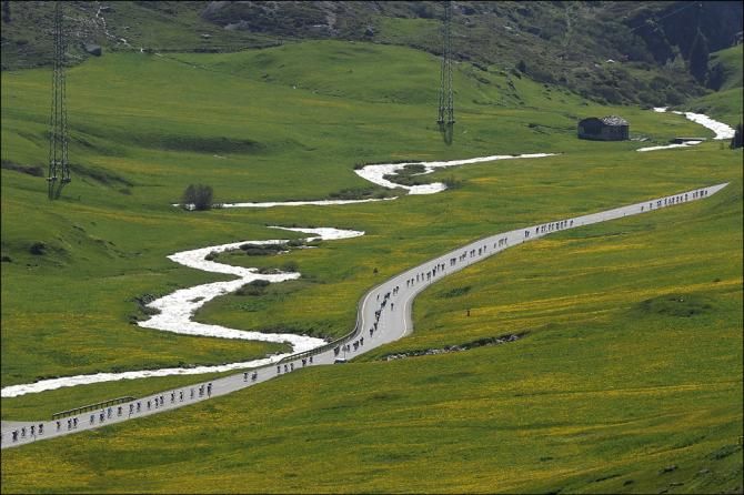 Peloton stretched out during stage 8 at the Tour de Suisse