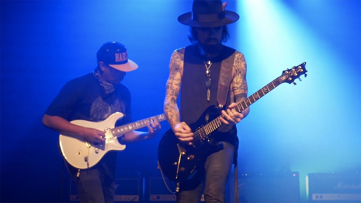 Tom Morello plays Dave Navarro’s PRS with Jane’s Addiction | Guitar World