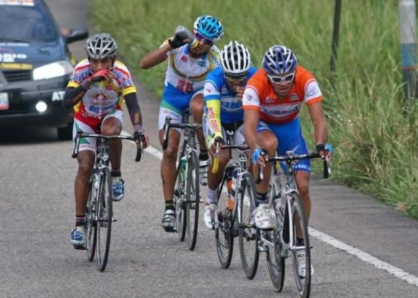 The peloton in begins stage 11