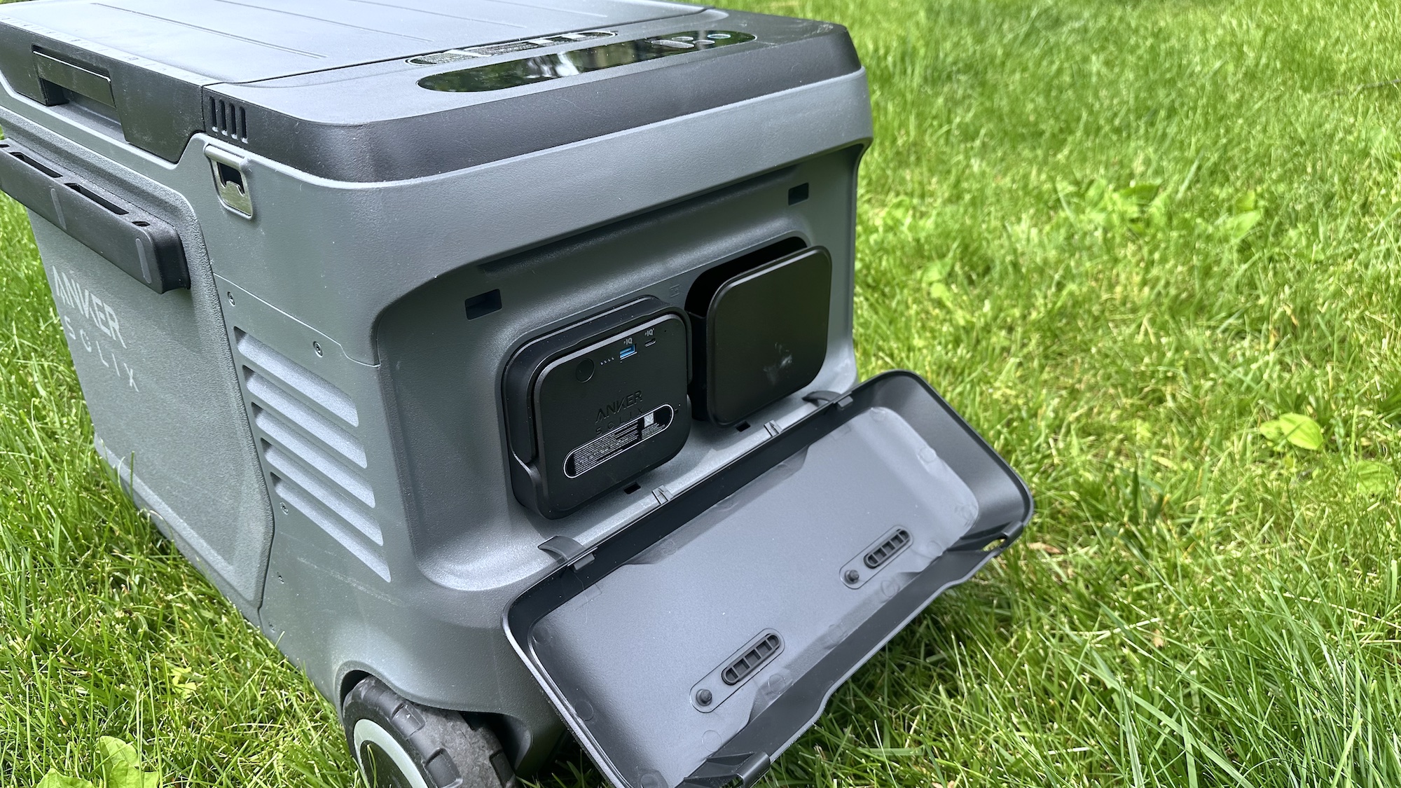 Anker Solix Everfrost 2 cooler battery compartment