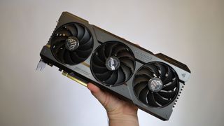 Een Asus TUF Gaming GeForce RTX 4070 Ti tegen een witte achtergrond 