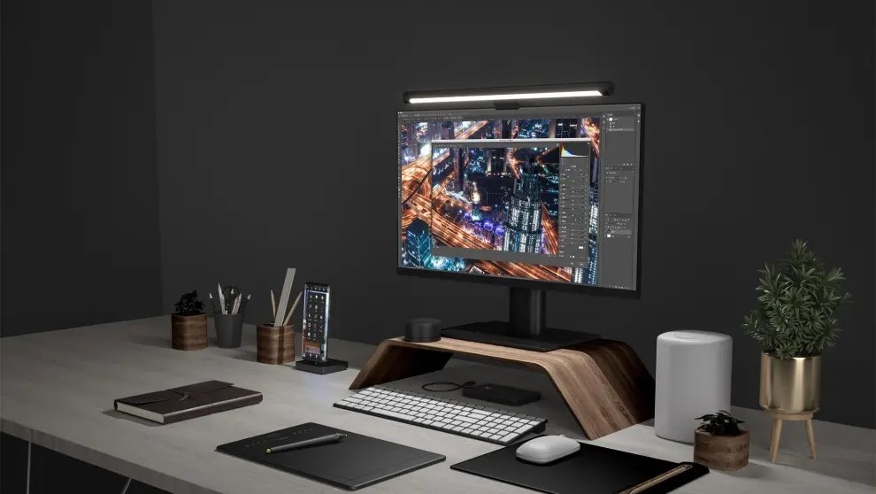 Une configuration de bureau avec une barre lumineuse de moniteur Xiaomi Mi installée sur un écran