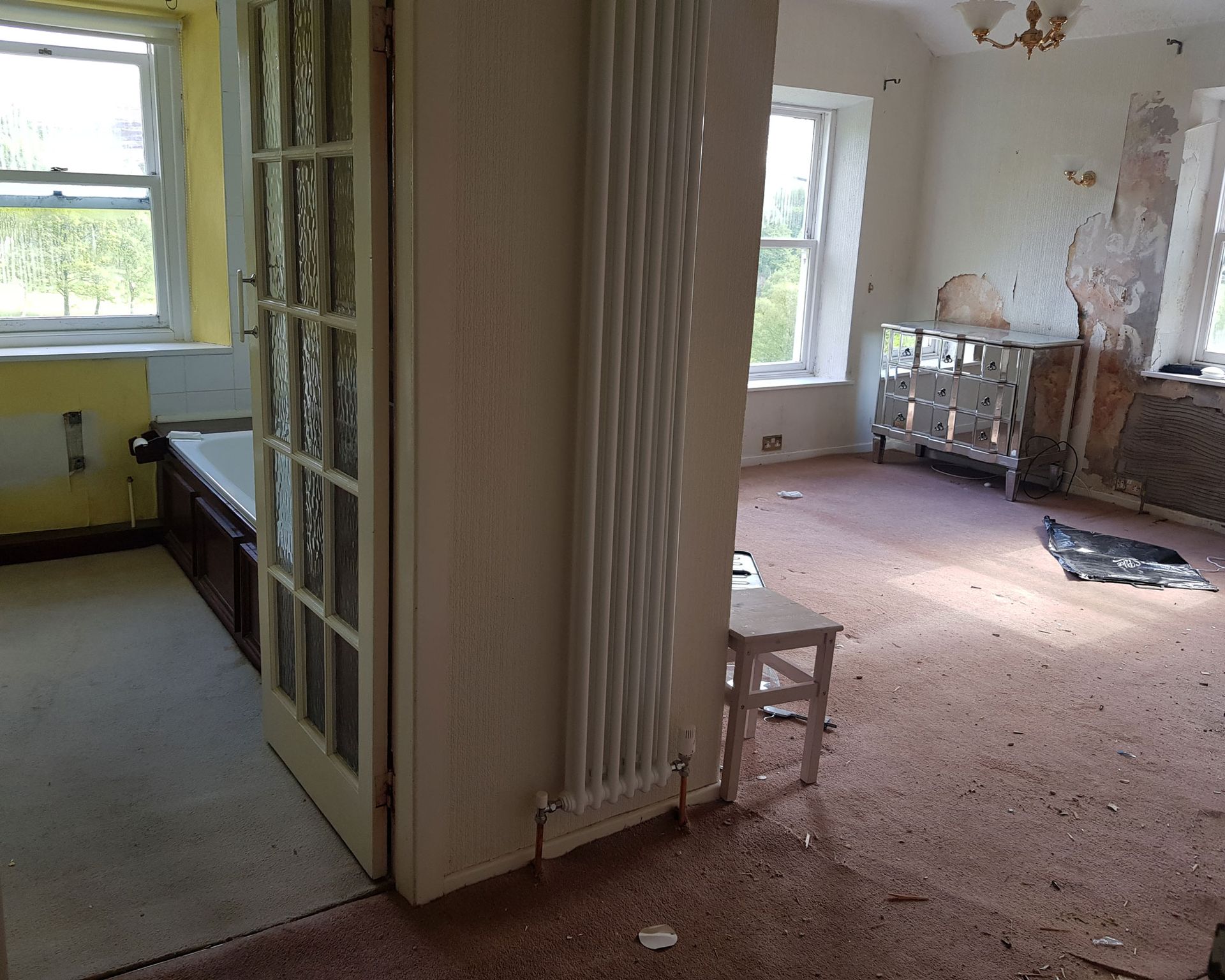 Emma dan Martin Coulthurst mengubah kamar tidur dan kamar mandi menjadi kamar utama dengan bak mandi yang menarik