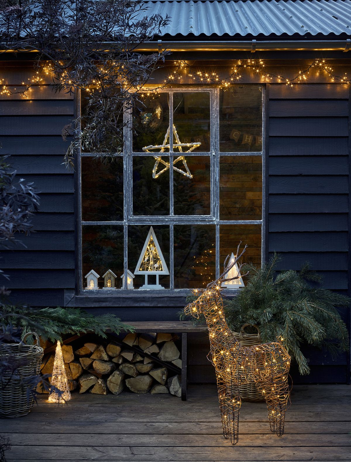 12 Stylish Outdoor Christmas Decorations To Order For The Sparkliest  Christmas Yet | Real Homes