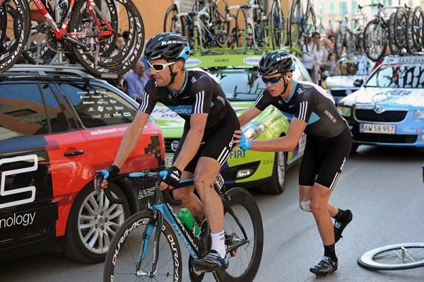 Chris Froome pushes Sky teammate Greg Henderson back into action.