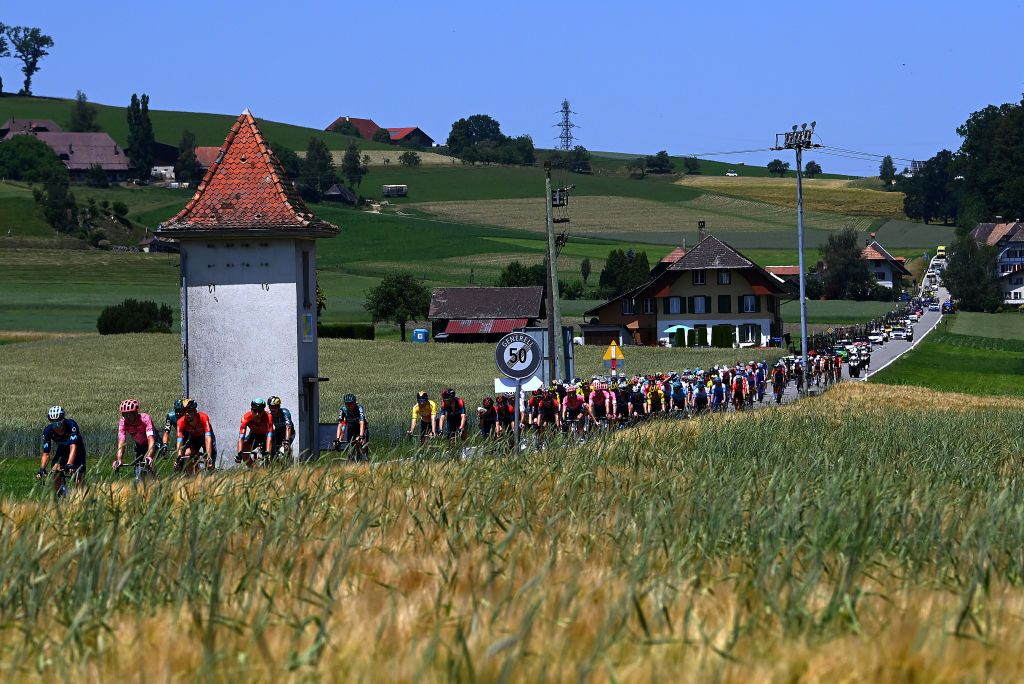 BRUNNEN SWITZERLAND JUNE 15 A general view of the peloton passing through a landscape during the 85th Tour de Suisse 2022 Stage 4 a 1908km stage from Grenchen to Brunnen ourdesuisse2022 WorldTour on June 15 2022 in Brunnen Switzerland Photo by Tim de WaeleGetty Images