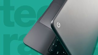 Das Google Pixelbook Go, eines der besten Chromebooks, vor grünem Hintergrund