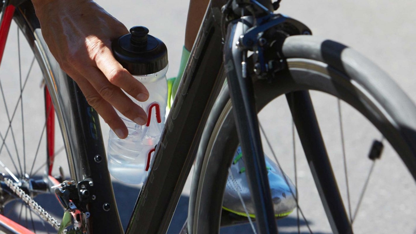 This Inexpensive Water Bottle Is Meant for Cyclists, But It's Great for  Travelers, Too.