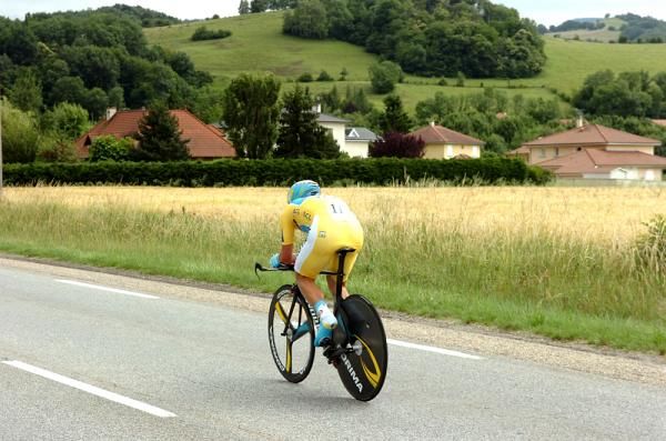 Alexandre Vinokourov (Astana) lost his race lead with a dire time trial performance.