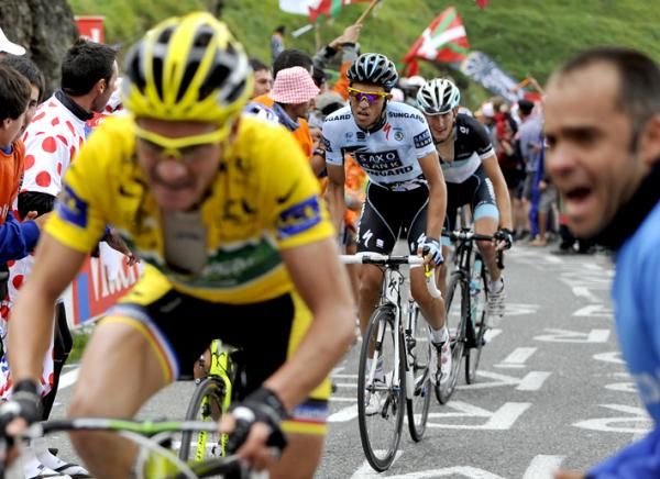 Voeckler ahead of Contador and Andy Schleck on the final climb.