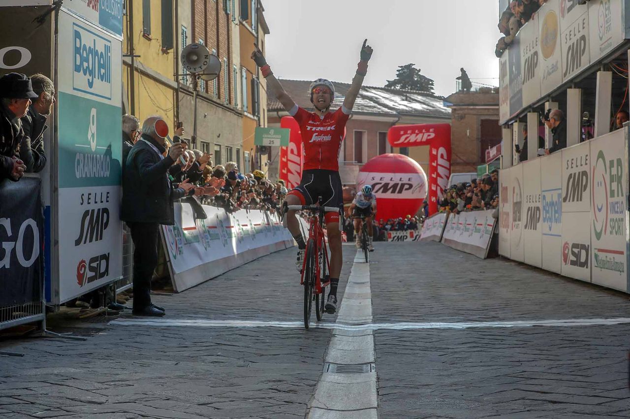 Bauke Mollema (Trek-Segafredo) wins the stage