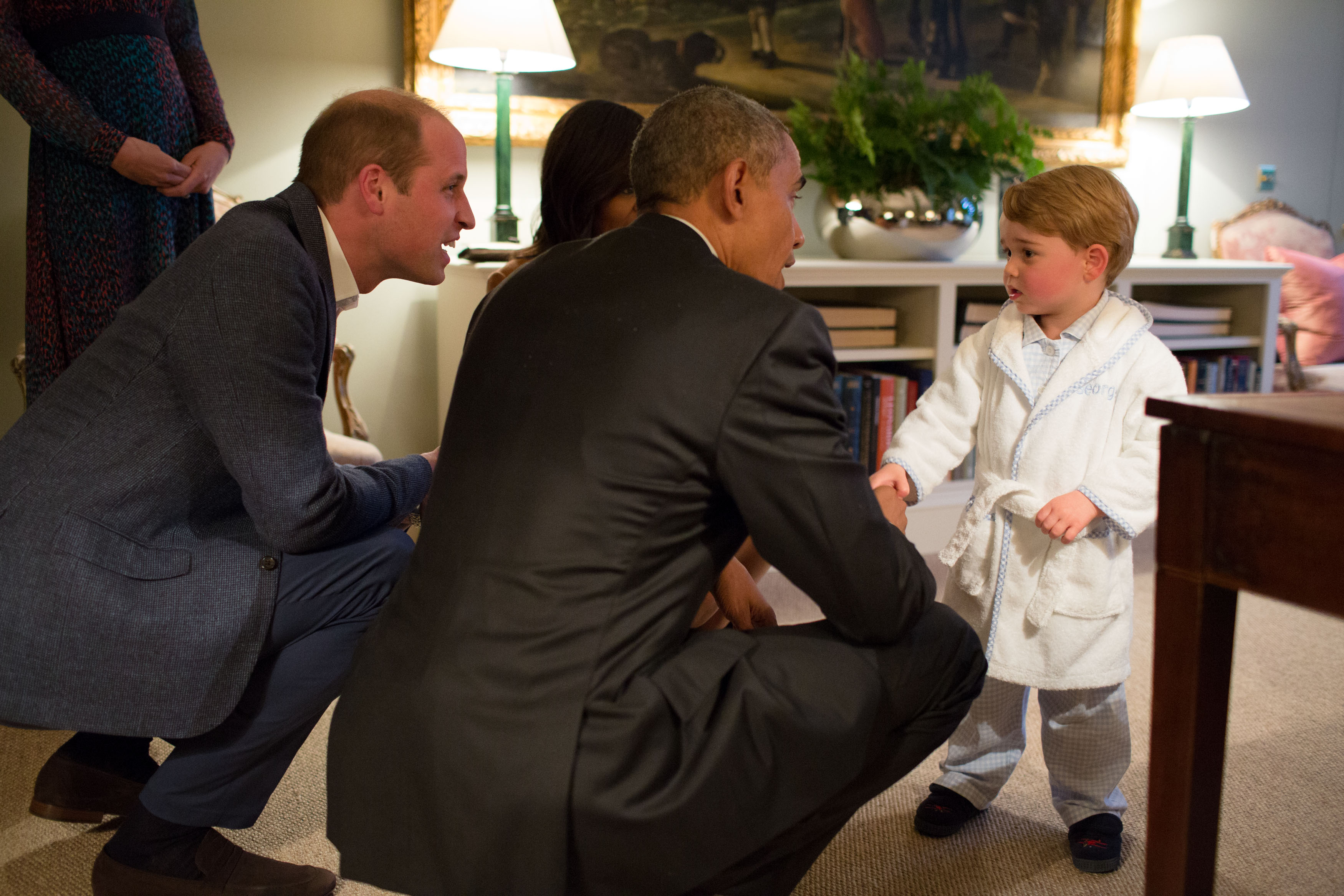 President Barack Obama, Prince William, Duke of Cambridge and First Lady Michelle Obama talks with Prince George at Kensington Palace (Photo by Pete Souza/The White House via Getty Images)