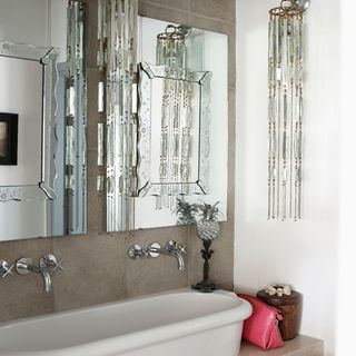 bathroom with mirror and washbasin