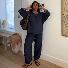 @monikh wears navy linen trousers