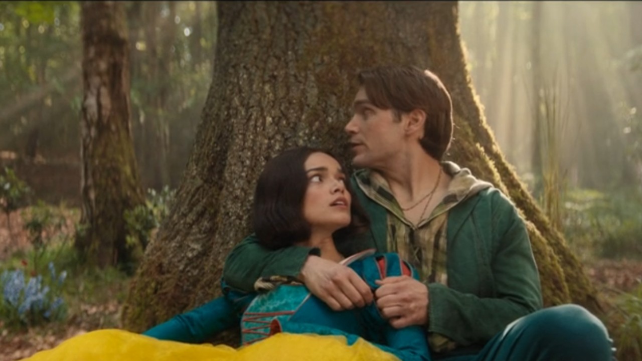 Andrew Burnap holding Rachel Zegler in Snow White.