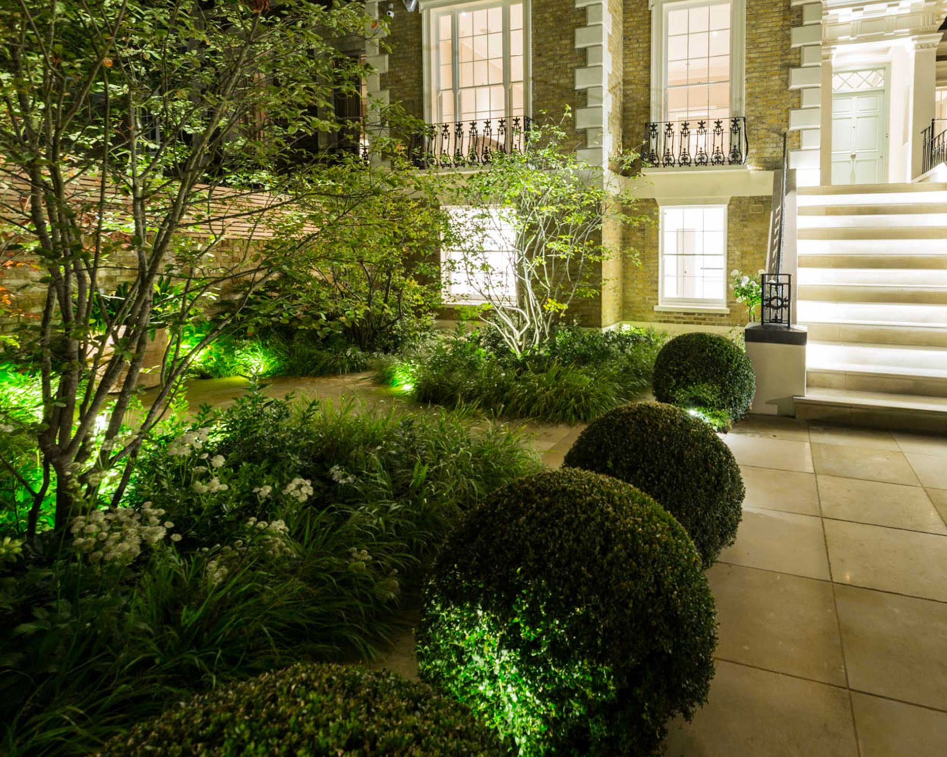 Front yard lighting ideas 8 looks for your home Gardeningetc
