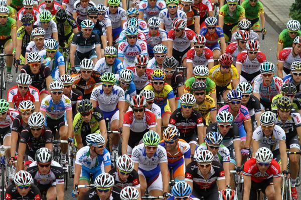 The peloton all together at the start