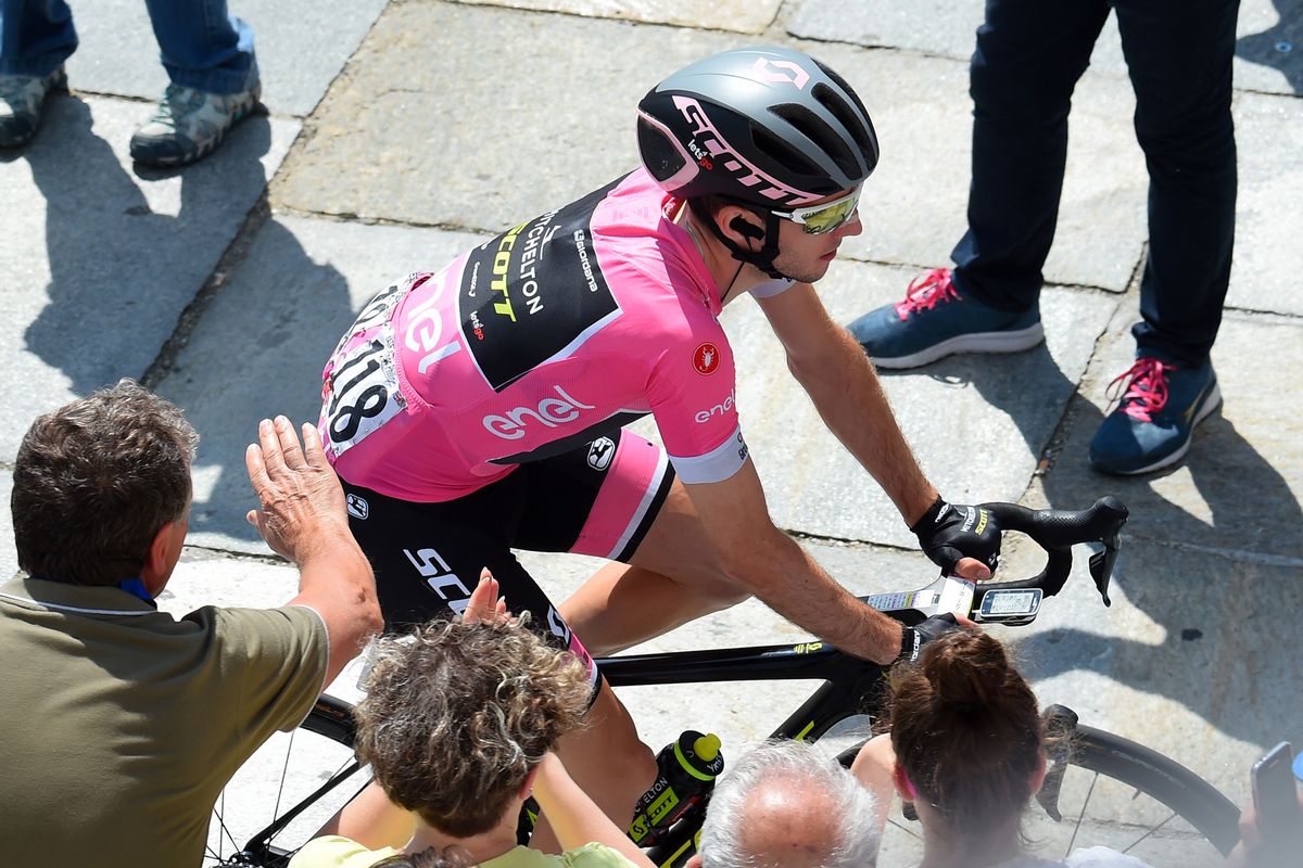Simon Yates in his last day in the maglia rosa