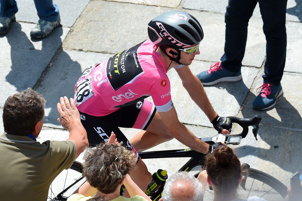 Simon Yates in his last day in the maglia rosa