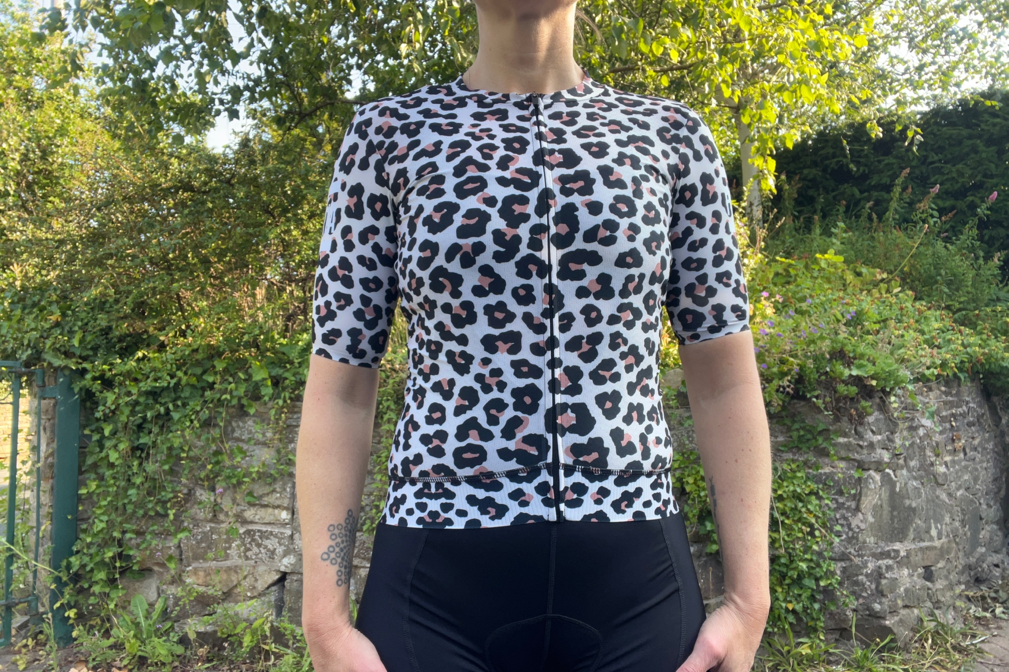 A cropped in image of the Paria R-01 short sleeve jersey on