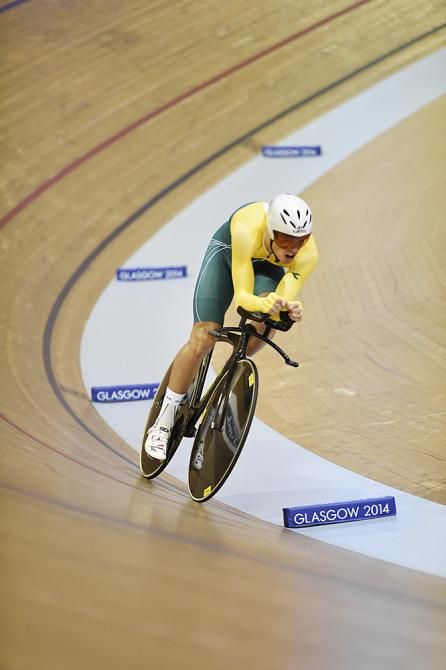 Alex Edmondson (Australia) rides to silver in the pursuit