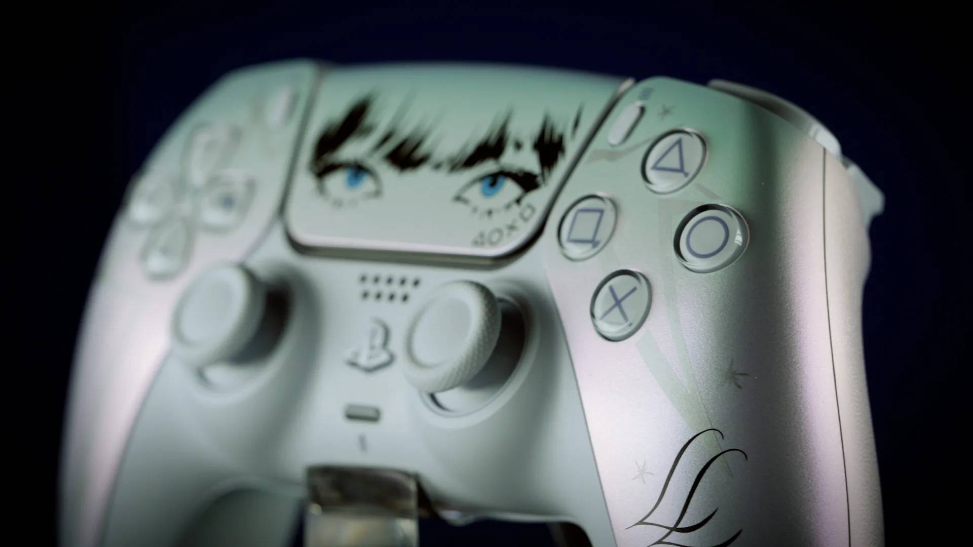 Photo of the front of the Lisa Limited Edition PS5 DualSense PS5 controller