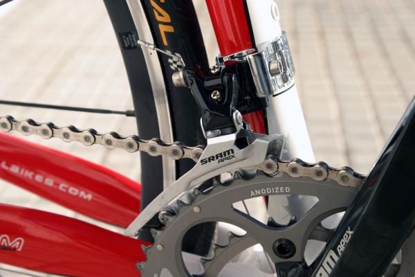 The Apex front derailleur has been designed to suit a wide range of frame sizes. It features trim for the outer chainring.