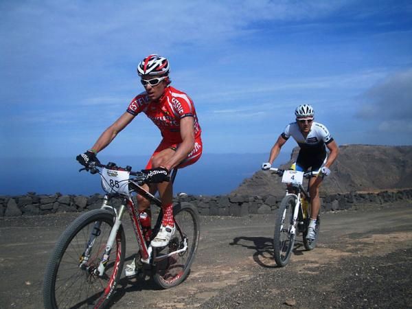 Two racers during stage 3