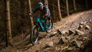 Riding the Focus Jam2 7.0 on a rocky wooded trail
