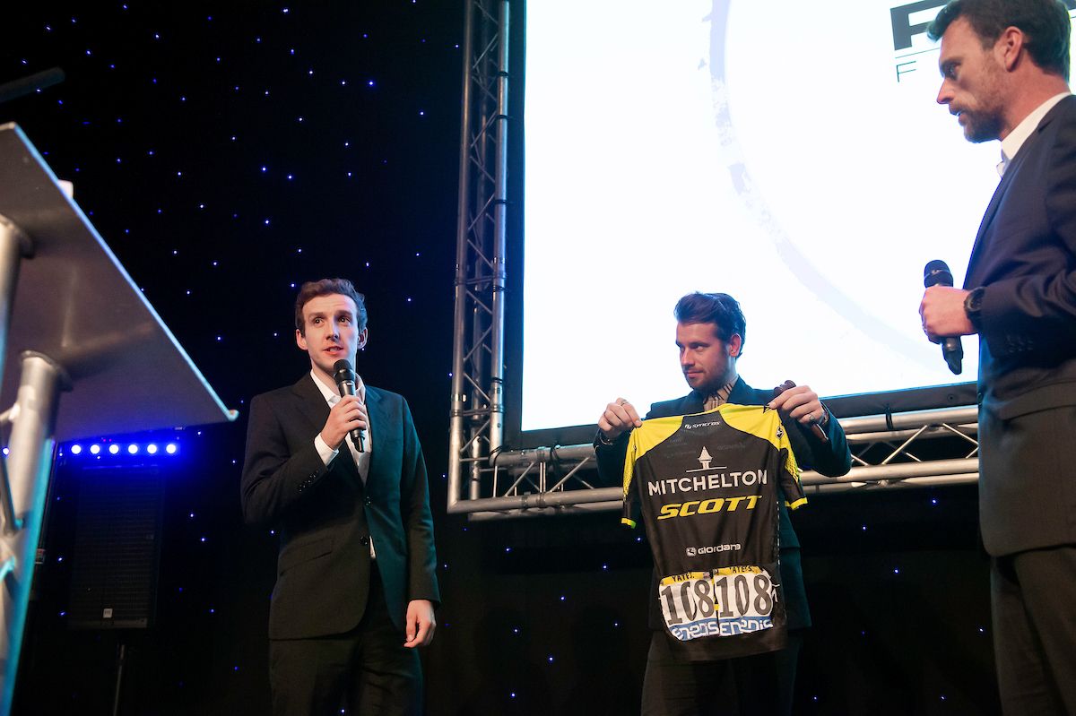 Yates auctions off a jersey