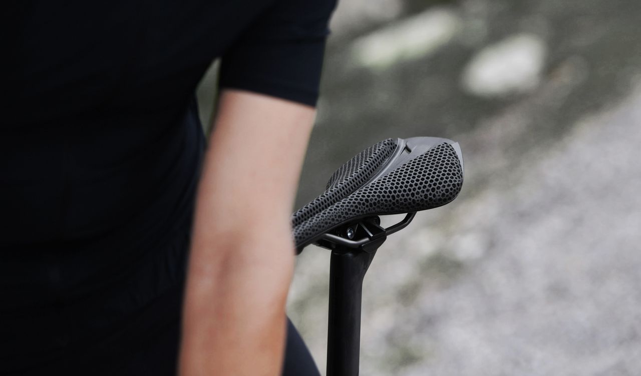 The Antares Versus Evo R1 Adaptive features the distinctive honeycomb style