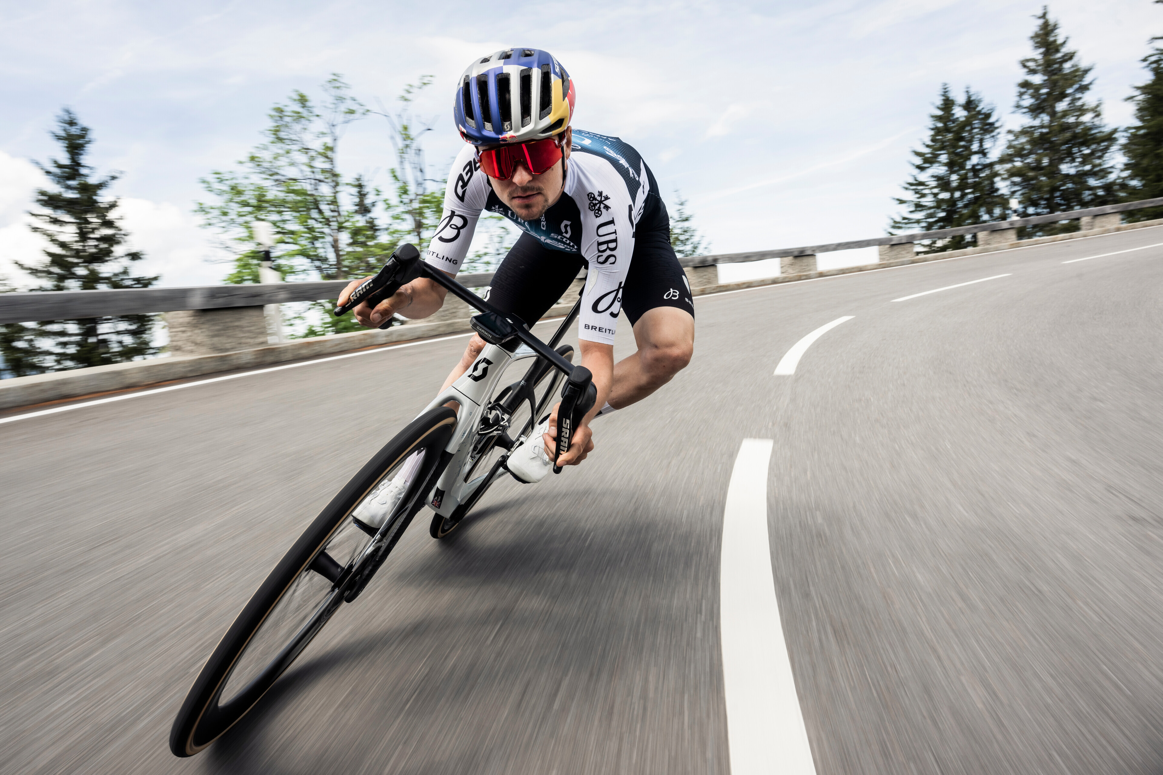 Tom Pidcock on a descent in Germany
