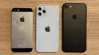 De gauche à droite : l'iPhone SE 2016, une réplique de l'iPhone 12 et l'iPhone 7