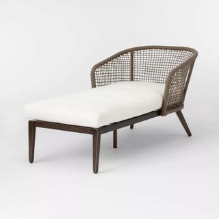 A rope-effect chaise lounge with a white cushion
