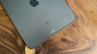 De onderste helft van een Apple iPad Pro 11 (2021), vanaf de achterkant