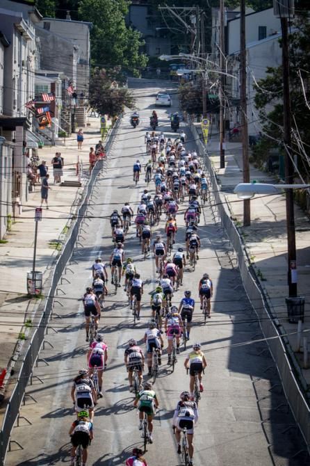 The women's race hits the wall for the first time